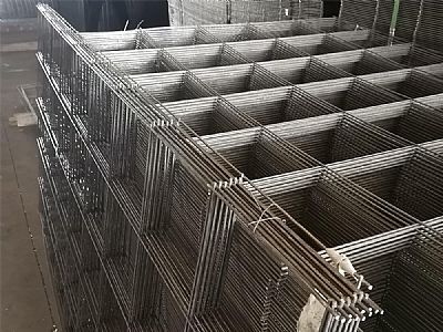 鋼絲焊接網(wǎng)片以鋼絲為原料，經(jīng)過(guò)專(zhuān)業(yè)設(shè)備加工成網(wǎng)狀